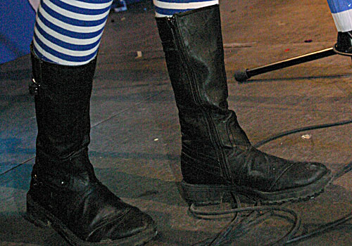 Ein paar Stiefel mit Ringelsocken - gehören zu…