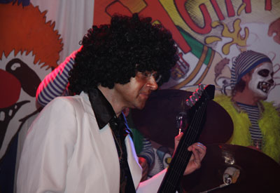Und dann nahm er seine Gitarre…