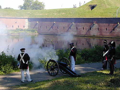 Zu einem &quot;Re-Enactment&quot; hatte das Corps de Juliers zum 200 Jahrestag der Grundsteinlegung Napoleons am Brückenkopf geladen.