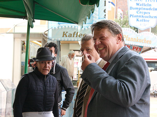 Probierrunde von Werbegemeinschafts-Chef Wolfgang Hommel unter fachkundiger Führung von Claudia Tribus aus Brixen