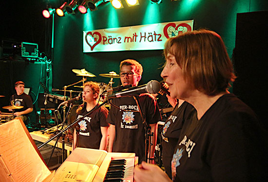 &quot;Bandleaderin&quot;  Beate Theißen und der Backing-Chor