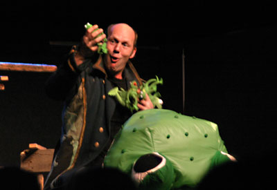 Was kommt denn da aus dem Frosch-Bauch?