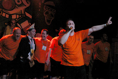 Ein Präsident bringt einen Präsidenten ein Ständchen