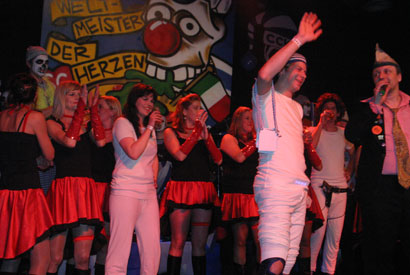 Und auch die "Verletzten" bekommen einen Orden. Mehr Bilder vom Radioballett gibt es übrigens in der 6. Galerie der Ladies Night unter http://www.das-juelicht.de/galerie/galerie/3947.php