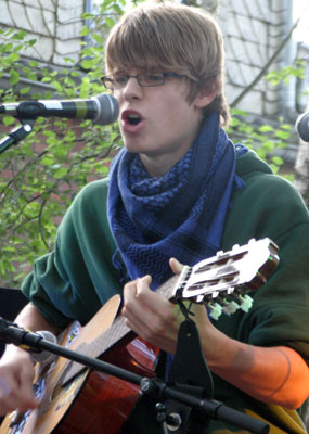 Tobias, der Retter der Welt, singt gegen Protestsongs…