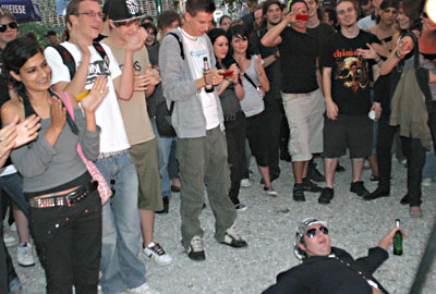 …Sänger zum vom-Boden-Flücken vor die Füße fällt.