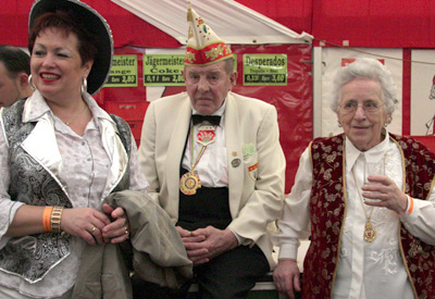 Der schönste Platz ist immer auf der Theke: Maiblömche-Original "Hötte Hannes" Johannes Engel und Gattin Barbara (r)