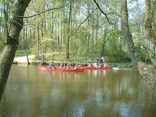 Beschauliches Bootfahrten auf dem Weiher