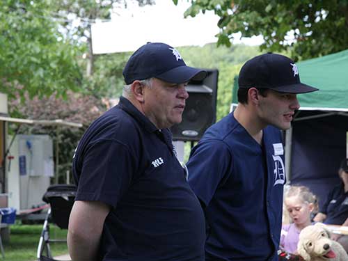 Kritisch das Spiel im Blick: Ralph Greven, der Organisationsleiter, und Vorsitzender Heiner Bongartz