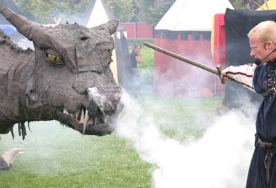 Aug in Aug mit dem Fabeltier.