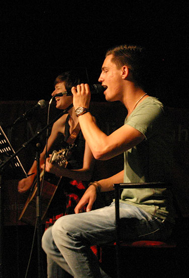 Kira Haunschild (1. Platz 2014) und Niko Sauter (3. Platz 2014) unterhielten das Publikum mit Adele und Linkin Park