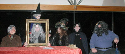 Das Kollegium (v.l.) Mad-Eye Moody (Gaby Ratanski), Albus Dumbledore (Wolfgang Hommel), dahinter Minerva McGonagall (Eva Behrens-Hommel), Prof. Pain (Petra Schlader-Thouet), Severus Snape (Jürgen Schmitte) und Hagrid (Helmut Riebe)
