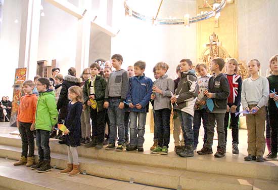 Kommunionkind Emil  Ich fand ihn nett. Ich würde ihn fragen: Wie anstrengend denn das ganze Reisen ist?