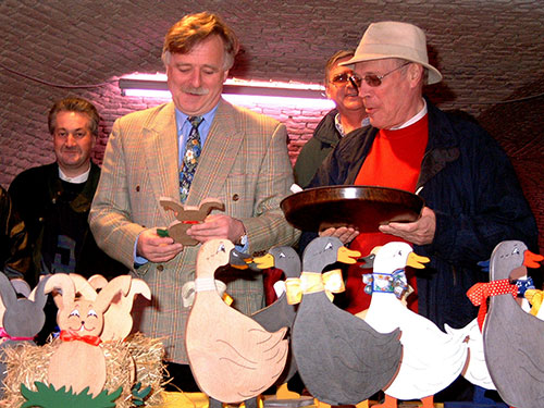 Der Ostermarkt schon mit Bürgermeister Heinrich Stommel (l)