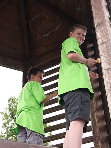 Die Siersdorfer Messdiener Yannick und Bastian waren ebenfalls an der Johannesschule im Einsatz.