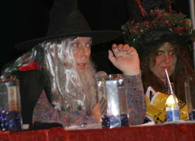 Wolfgang Dumbledore erklärt die Spielregeln und moderiert das Fest.