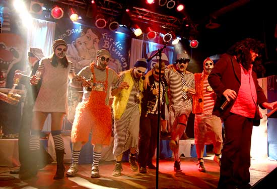 Wenn die Band nix zu tun hat, hebt sie das Bein… oder so