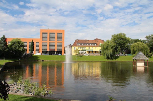 Am Schwanenteich stand früher das Kreisständehaus. Das Neue Rathaus war in seinen ersten Jahren im übrigen zunächst Kreishaus. Gleichzeitig ist hier das Ende der Tour.